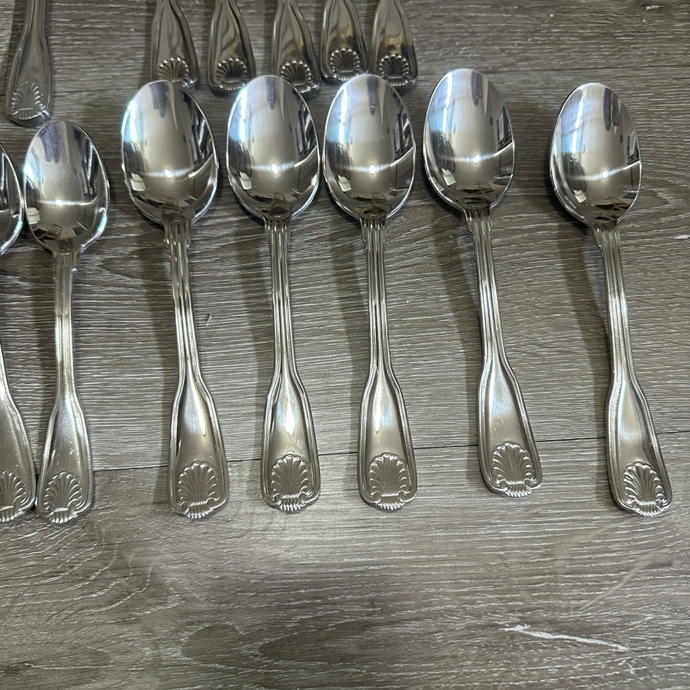 Wallace 18/10 Stainless Silver Flatware Set - Classic Pattern - Picture 6 of 9